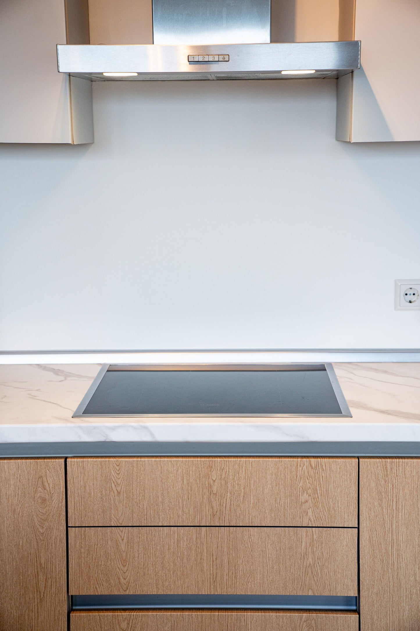 Film adhésif Cover Styl sans PVC, effet marbre blanc statuaire, respectueux de l'environnement