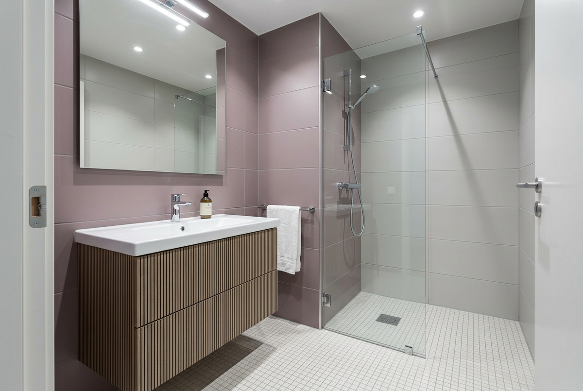 Film adhésif décoratif Cover Styl NL31 Taupe mince, décor bois taupe à fines lignes sombres longitudinales et finition Prestige mate pour meubles de salle de bain.