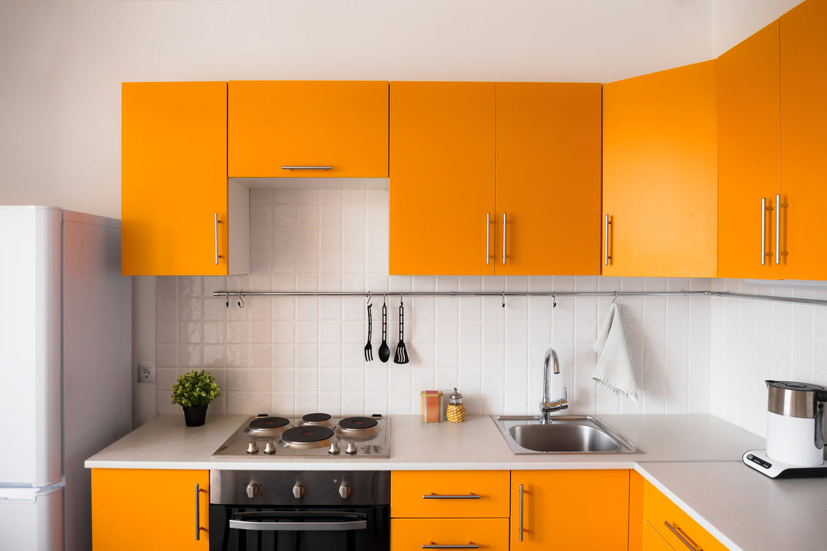 Film adhésif décoratif Cover Styl L3 orange mandarine posé sur façades et meuble de cuisine