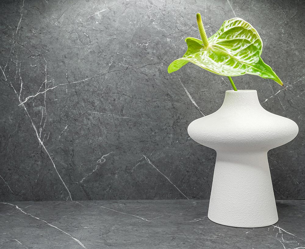 Film adhésif décoratif effet marbre noir Armani mat Cover Styl NF98 pour rénovation de cuisine, meuble, mur et salle de bain.