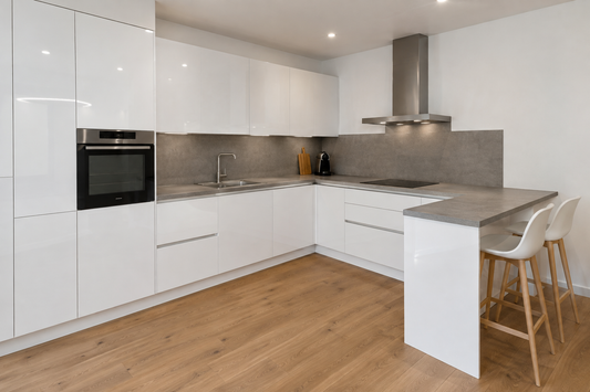 Film adhésif haute résistance cover styl blanc laqué HR-J4 posé sur façades de cuisine