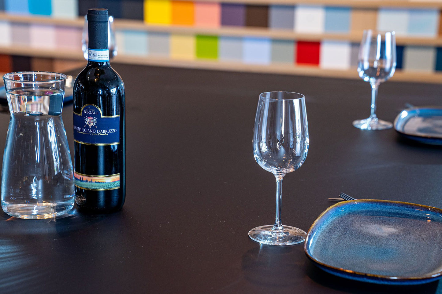 Film adhésif Cover Styl noir mat, format extra large pour murs et mobilier