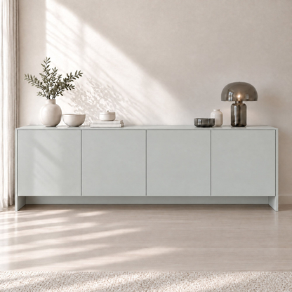 Film adhésif décoratif Cover Styl NE86 Gray gris effet soie, finition Prestige, sur un buffet à quatre portes dans un salon lumineux.