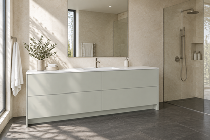 Film adhésif décoratif Cover Styl NE86 Gray gris effet soie, finition Prestige, sur un meuble à quatre tiroirs dans une salle de bain lumineuse