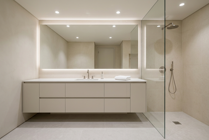 film adhésif décoratif Cover Styl NK02 Greige gris-beige posé sur meuble de salle de douche