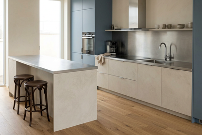 Film adhésif décoratif Cover Styl NK10 Microciment osseux, décor ciment beige clair aux nuances ivoire et finition Standard mate pour meubles et façades de cuisine.
