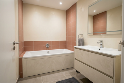 Film adhésif décoratif Cover Styl NK10 Microciment osseux, décor ciment beige clair aux nuances ivoire et finition Standard mate pour meubles de salle de bain.