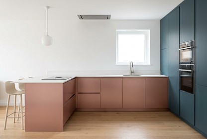Film adhésif décoratif Cover Styl NK25 Suede Rose, décor effet acier brossé rose, finition Standard et effet de surface Soie pour meubles et façades de cuisine