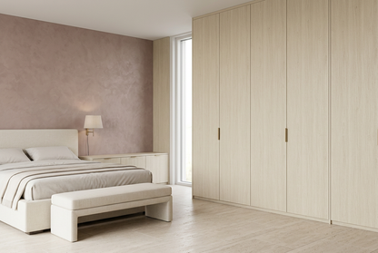 Film adhésif décoratif Cover Styl NK43 Hazel Oak chêne beige clair, veinage longitudinal et finition Prestige mate pour meubles de chambre à coucher.
