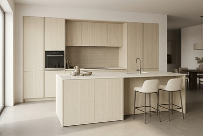 Film adhésif décoratif Cover Styl NK43 Hazel Oak chêne beige clair, veinage longitudinal et finition Prestige mate pour meubles et façades de cuisine.
