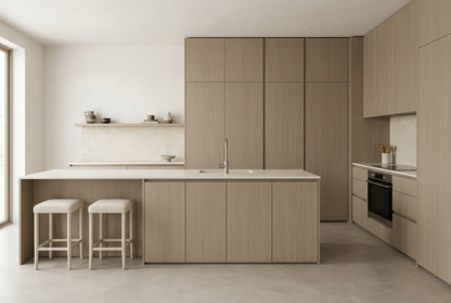 Film adhésif décoratif Cover Styl NK44 Chêne de gravier beige grisé, veinage longitudinal et finition Prestige mate pour meubles et façades de cuisine.
