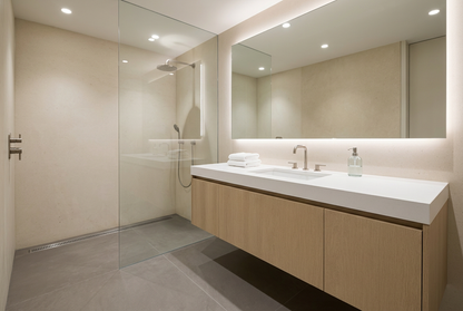 film adhésif décoratif Cover Styl NK46 Chêne ocre beige doré, veinage longitudinal et finition Prestige mate pour meubles de la salle de bain