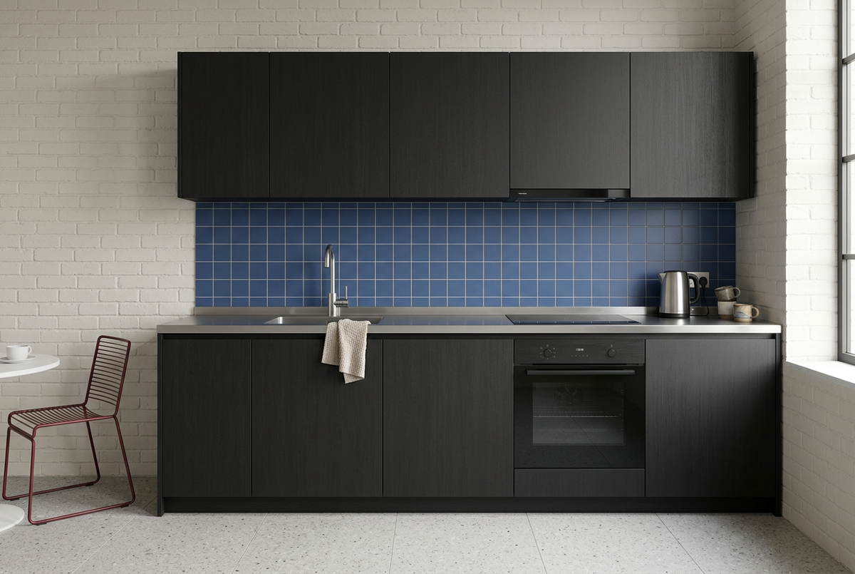 Film adhésif décoratif Cover Styl NK53 Ebon Oak chêne noir, veinage longitudinal discret et finition Prestige mate pour meubles et façades de cuisine.