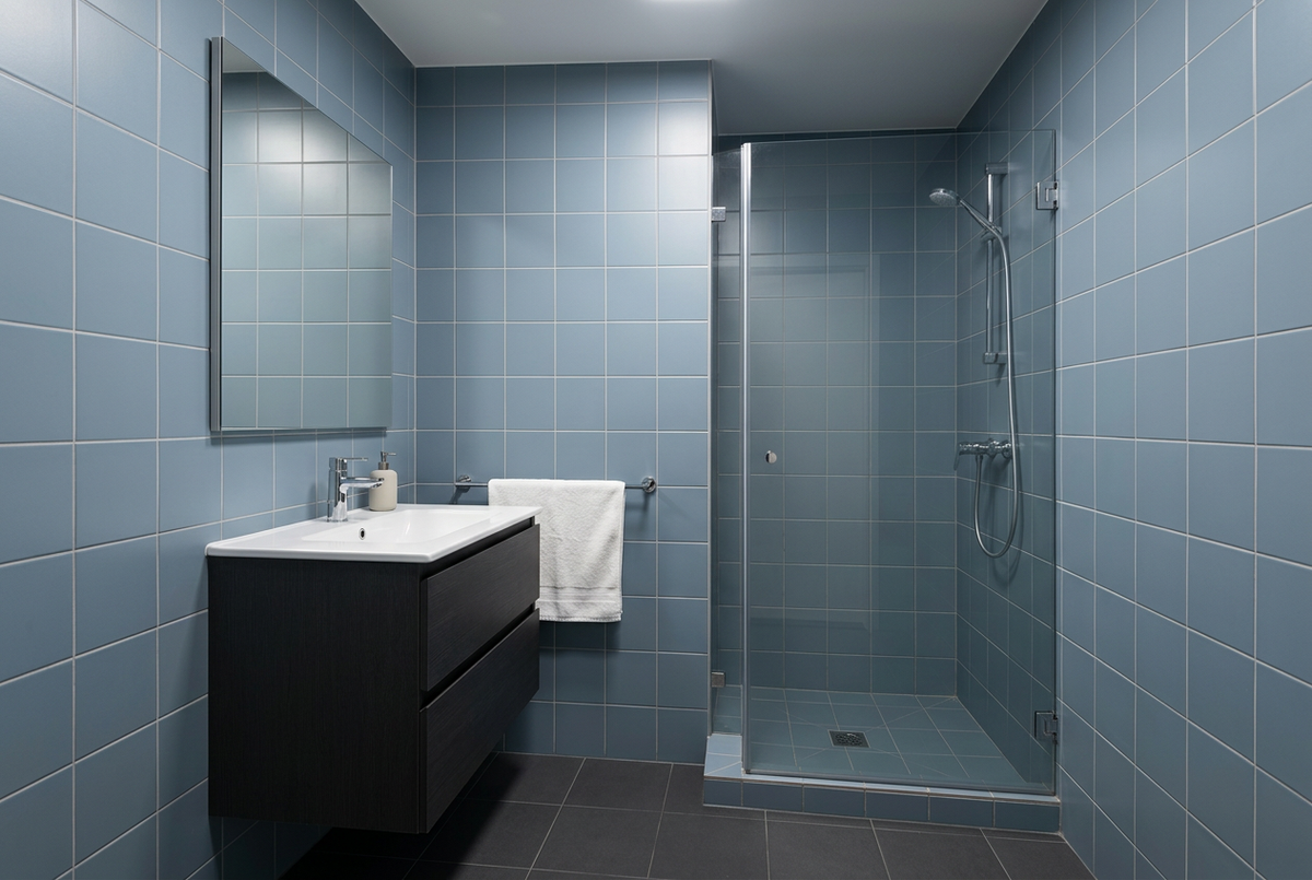 Film adhésif décoratif Cover Styl NK53 Ebon Oak chêne noir, veinage longitudinal discret et finition Prestige mate pour meubles de salle de bain.