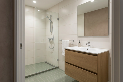 Film adhésif décoratif Cover Styl NK61 Terra Oak chêne brun doré, veinage longitudinal et finition Prestige mate pour meubles de salle de bain.