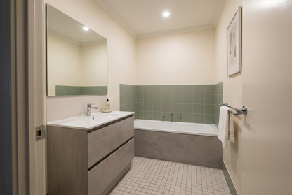 Film adhésif décoratif Cover Styl NL15, décor minéral gris clair aux nuances discrètes et finition Standard mate pour meubles de salle de bain.