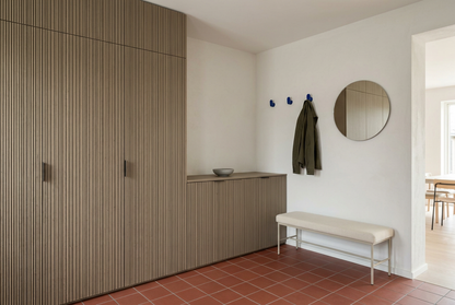 Film adhésif décoratif Cover Styl NL31 Taupe mince, décor bois taupe à fines lignes sombres longitudinales et finition Prestige mate pour meubles d'entrée.
