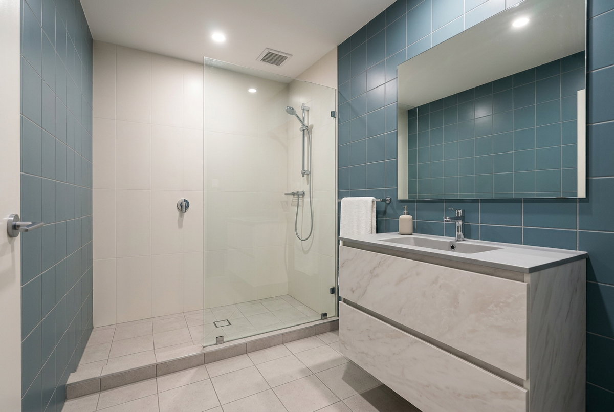 Film adhésif décoratif Cover Styl NL48 Bianco Nebbia, décor marbre blanc aux nuances douces et au veinage discret, finition Premium mate pour meubles de salle de bain.