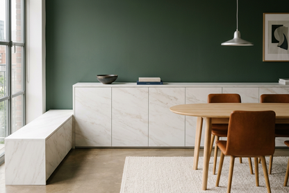 Film adhésif décoratif Cover Styl NL48 Bianco Nebbia, décor marbre blanc aux nuances douces et au veinage discret, finition Premium mate pour meubles de salon.
