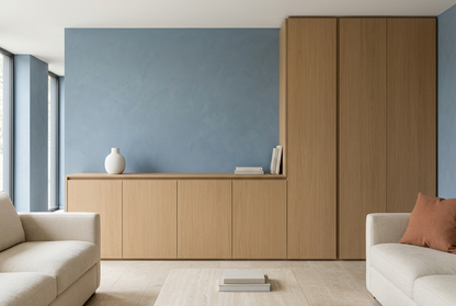 Film adhésif décoratif Cover Styl NL55 Clay Oak chêne beige aux nuances brunes, veinage longitudinal et finition Prestige mate pour meubles de salon.
