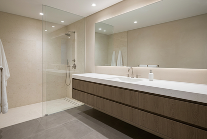 Film adhésif décoratif Cover Styl NL56 Chêne de la Terre brun aux nuances terreuses, veinage longitudinal et finition Prestige mate pour meubles de salle de bain.
