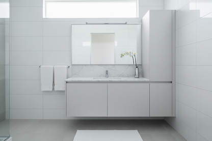 Film adhésif effet aluminium mat brossé doux Cover Styl Q1 posé sur meuble de salle de bain