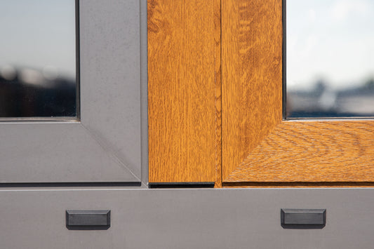 Film adhésif décoratif extérieur effet bois chêne doré medium Cover Styl EXT-Z15 pour rénovation de façade, porte extérieure et mobilier outdoor.