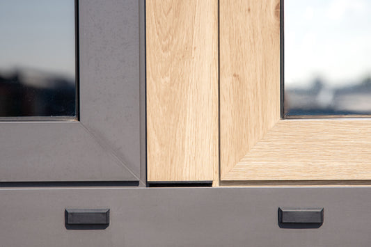 Film adhésif décoratif extérieur effet bois érable noueux clair Cover Styl EXT-Z18 pour rénovation de façade, porte extérieure et mobilier outdoor.