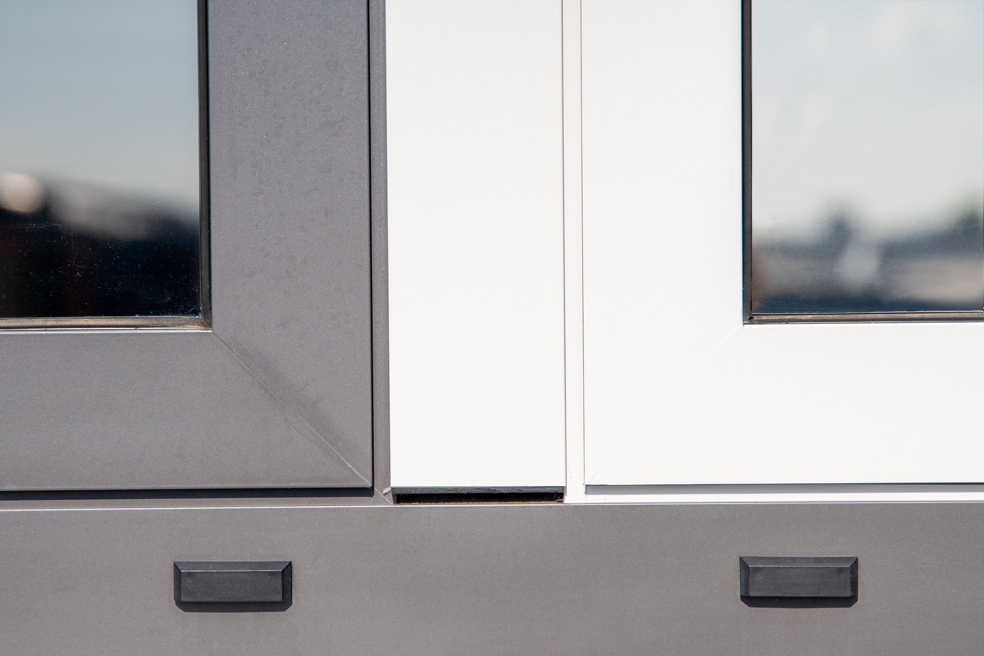 Film adhésif décoratif extérieur couleur blanc serein Essentiel Cover Styl EXT-Z11 pour rénovation de façade, porte extérieure et mobilier outdoor.