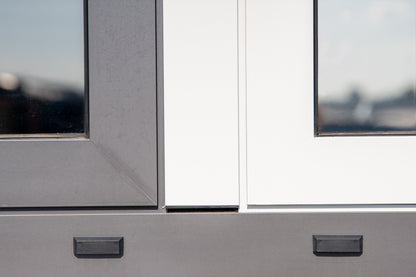 Film adhésif décoratif extérieur couleur blanc serein Essentiel Cover Styl EXT-Z11 pour rénovation de façade, porte extérieure et mobilier outdoor.