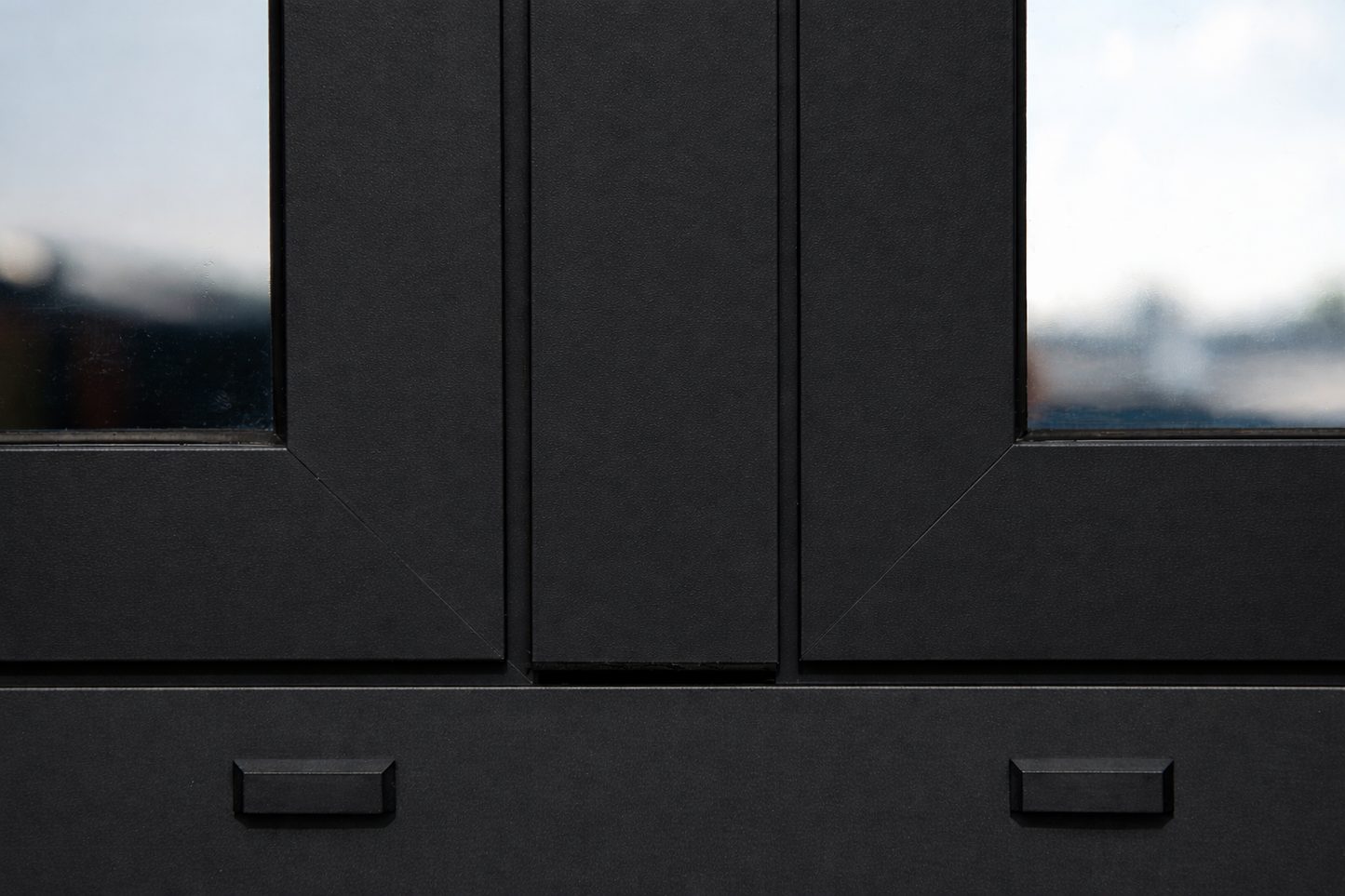 Film adhésif décoratif extérieur couleur frêne noir intense Ultimate Ash Black Essentiel Cover Styl EXT-Z10 pour rénovation de façade, porte extérieure et mobilier outdoor.