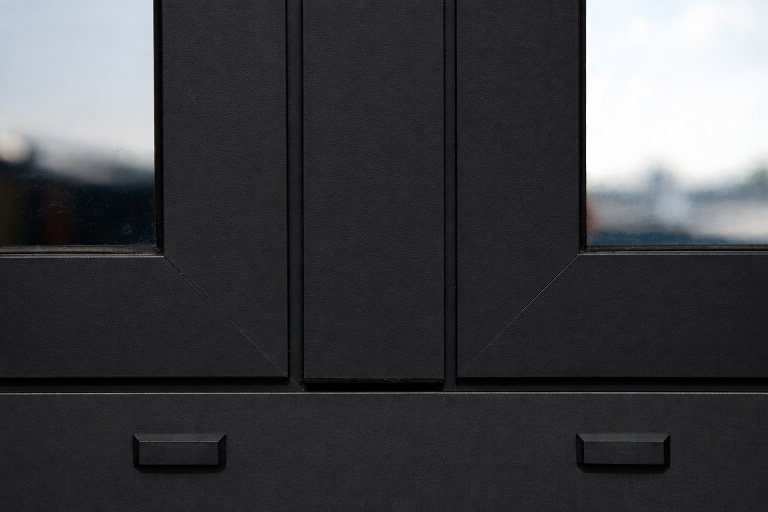 Film adhésif décoratif extérieur couleur frêne noir intense Ultimate Ash Black Essentiel Cover Styl EXT-Z10 pour rénovation de façade, porte extérieure et mobilier outdoor.