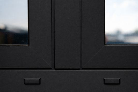 Film adhésif décoratif extérieur couleur frêne noir intense Ultimate Ash Black Essentiel Cover Styl EXT-Z10 pour rénovation de façade, porte extérieure et mobilier outdoor.