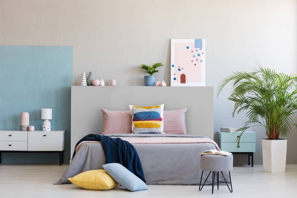 Film adhésif décoratif Cover Styl K6 gris clair sur tête de lit