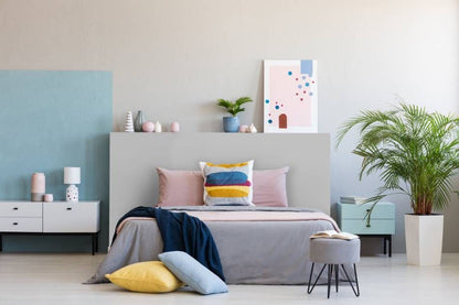 Film adhésif décoratif Cover Styl K6 gris clair sur tête de lit