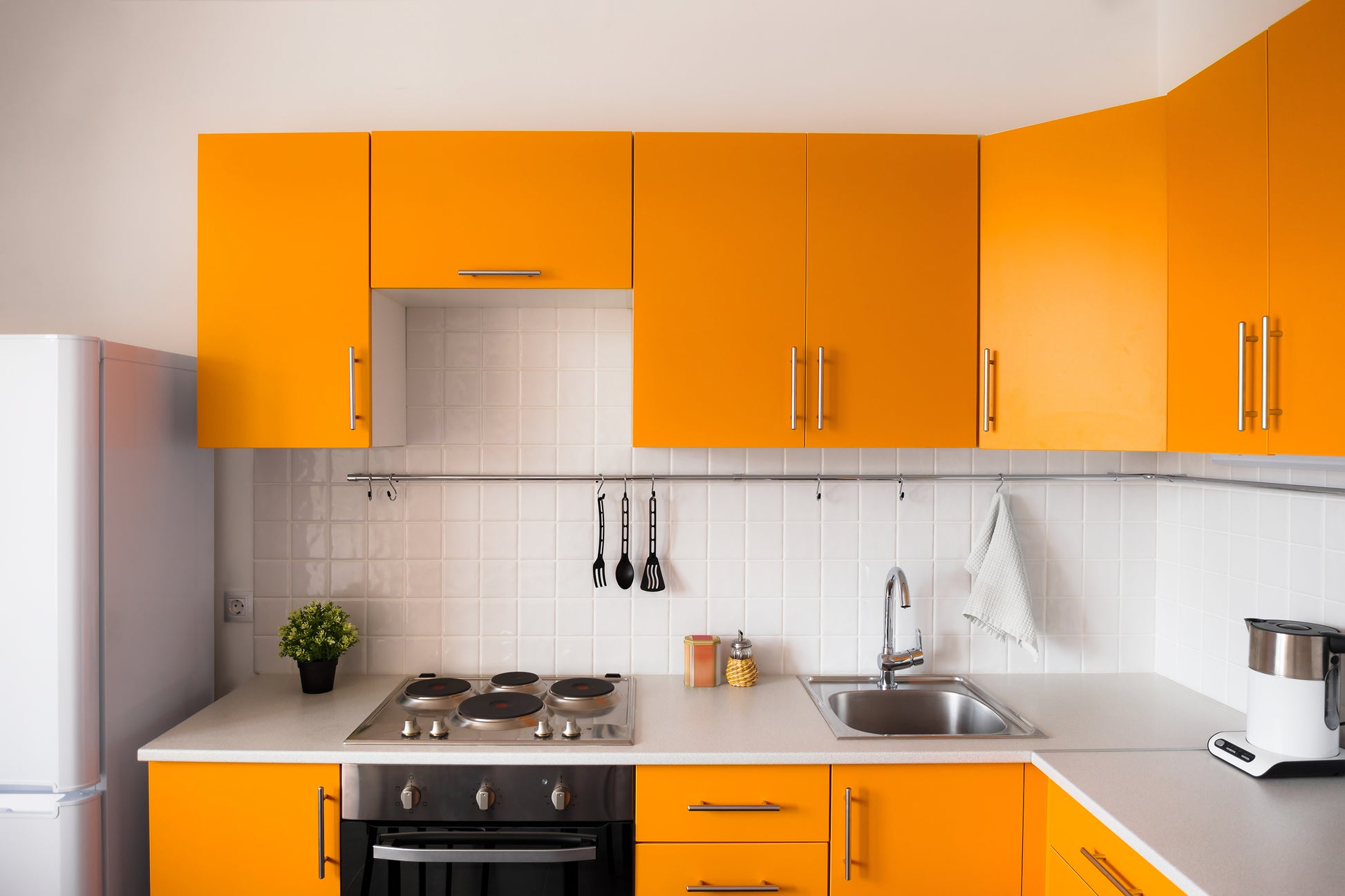 Film adhésif décoratif Cover Styl L3 orange mandarine posé sur façades et meuble de cuisine