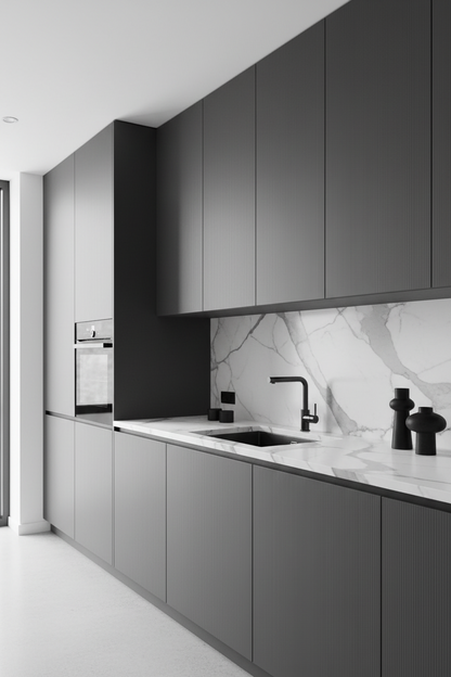 Film adhésif décoratif Cover Styl NH91 gris foncé rayé posé sur façades de cuisine