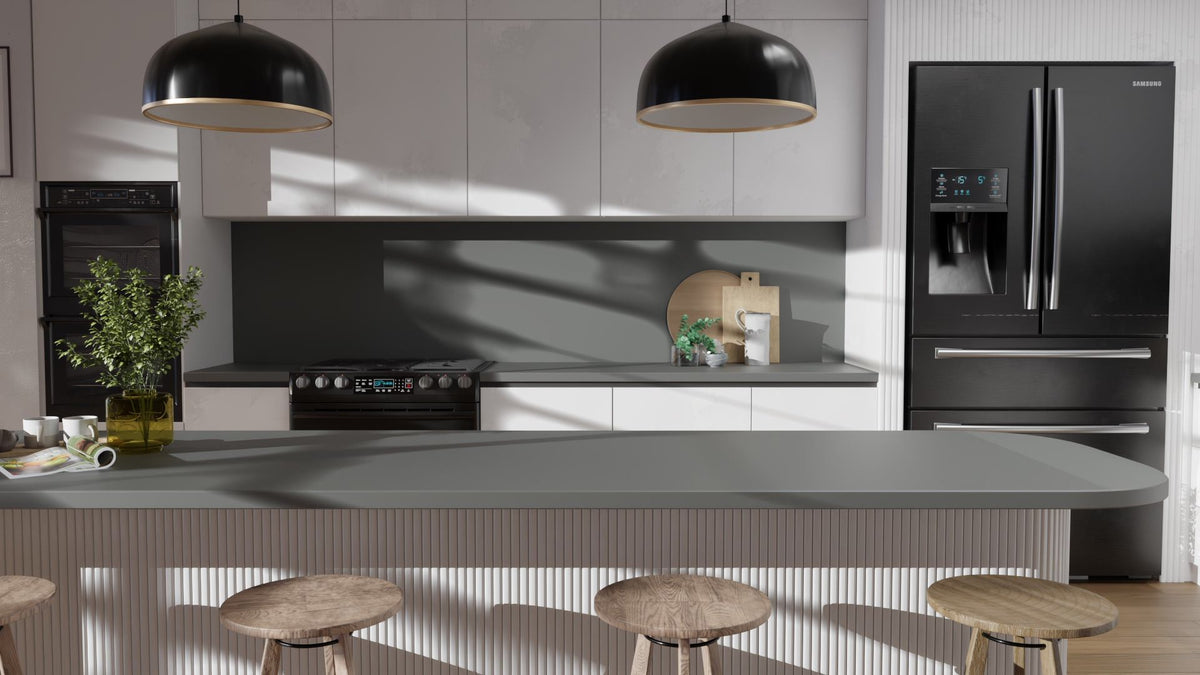Film adhésif décoratif SANS PVC Cover Styl PF-K5 gris ciment posé sur crédence et plan de travail de la cuisine