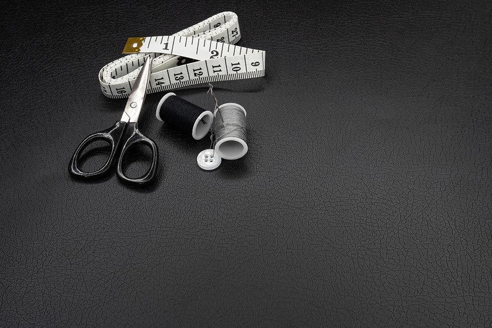 Film adhésif décoratif effet textile cuir noir charbon texturé Cover Styl X51 pour rénovation de cuisine, meuble, mur et salle de bain.
